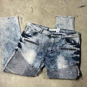 Akademiks Jeanius Jeans Sz 38X34 (meas 43 X 32) Light Blue Acid Wash